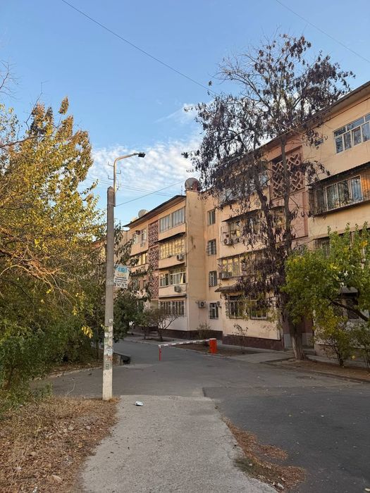 4/1/4 Дархан 77серия. 85кв. Вдоль дороги. 1 линия Под офис салон магаз