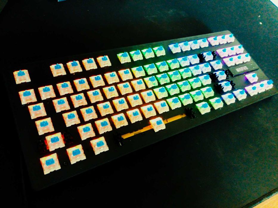Tastatură mecanică cu RGB și switch-uri Blue