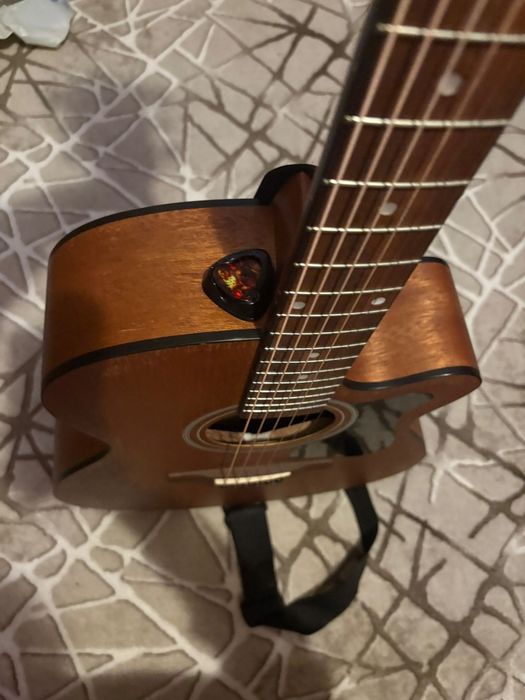 Chitara electro- acustica ibanez