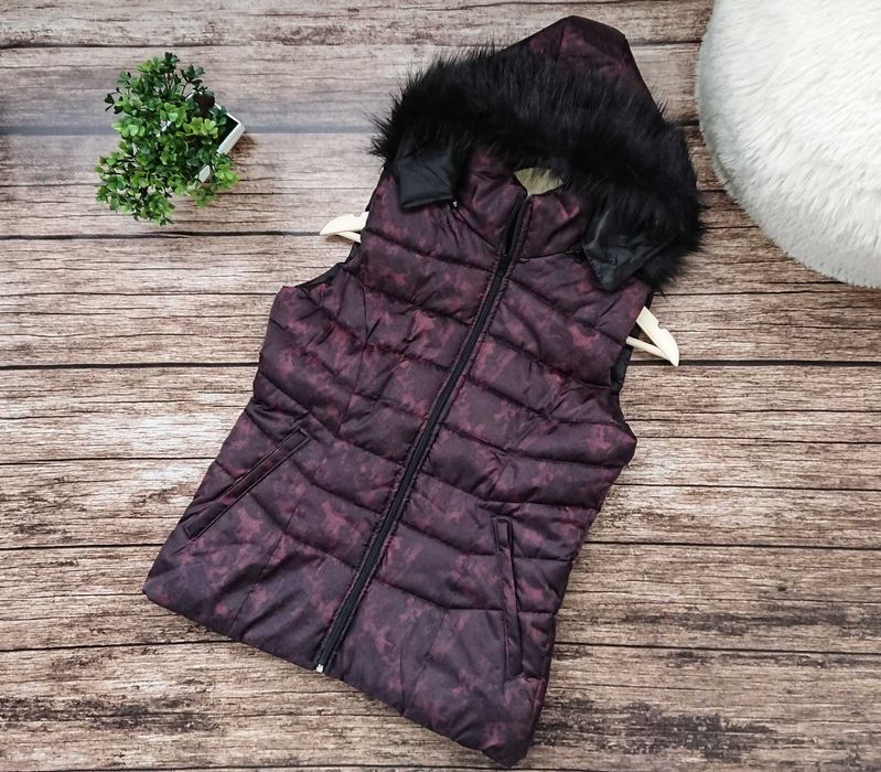 Дамски елек със сваляща се качулка