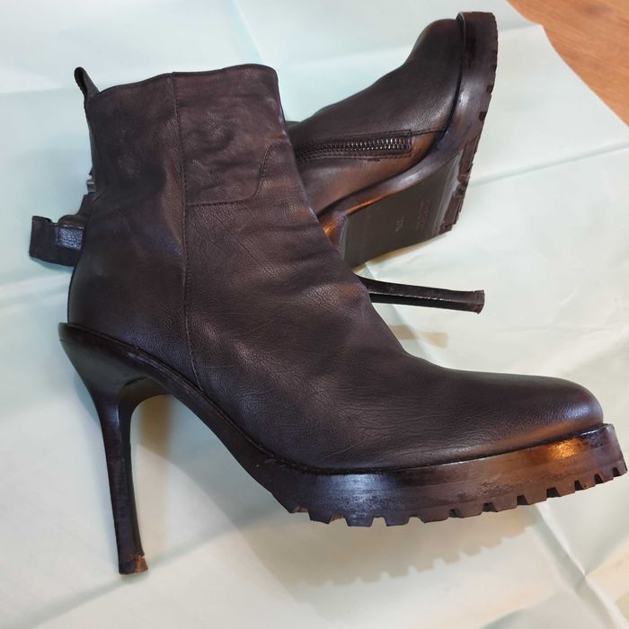 Продам ботильоны Ann Demeulemeester! Кожа.  Размер 37. Цена 35000тг.