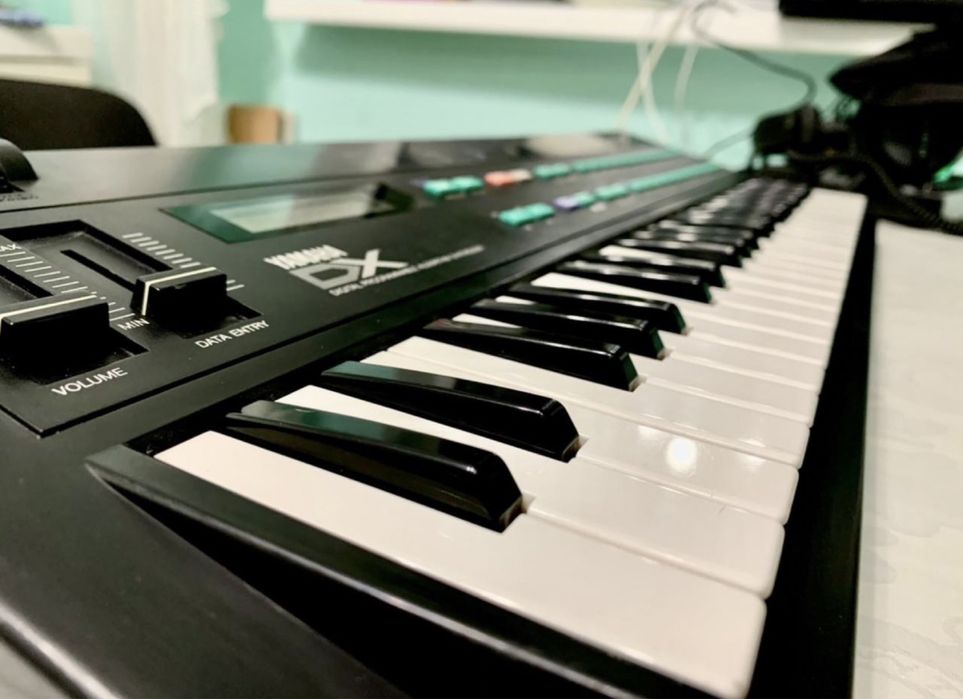 Профессиональный синтезатор Yamaha DX7 семейства, модель DX100