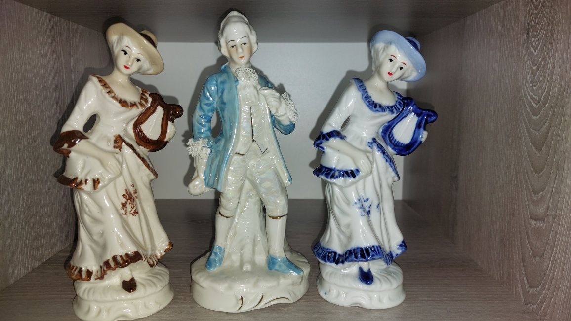 Комплект три порцеланови фигури във викториански стил
