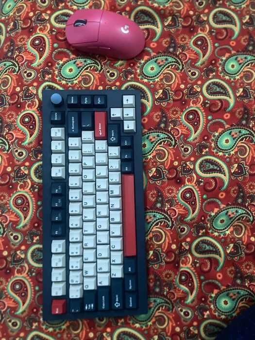 Продается ноутбук Vintus и комплект клавиатура и мышка отдельно