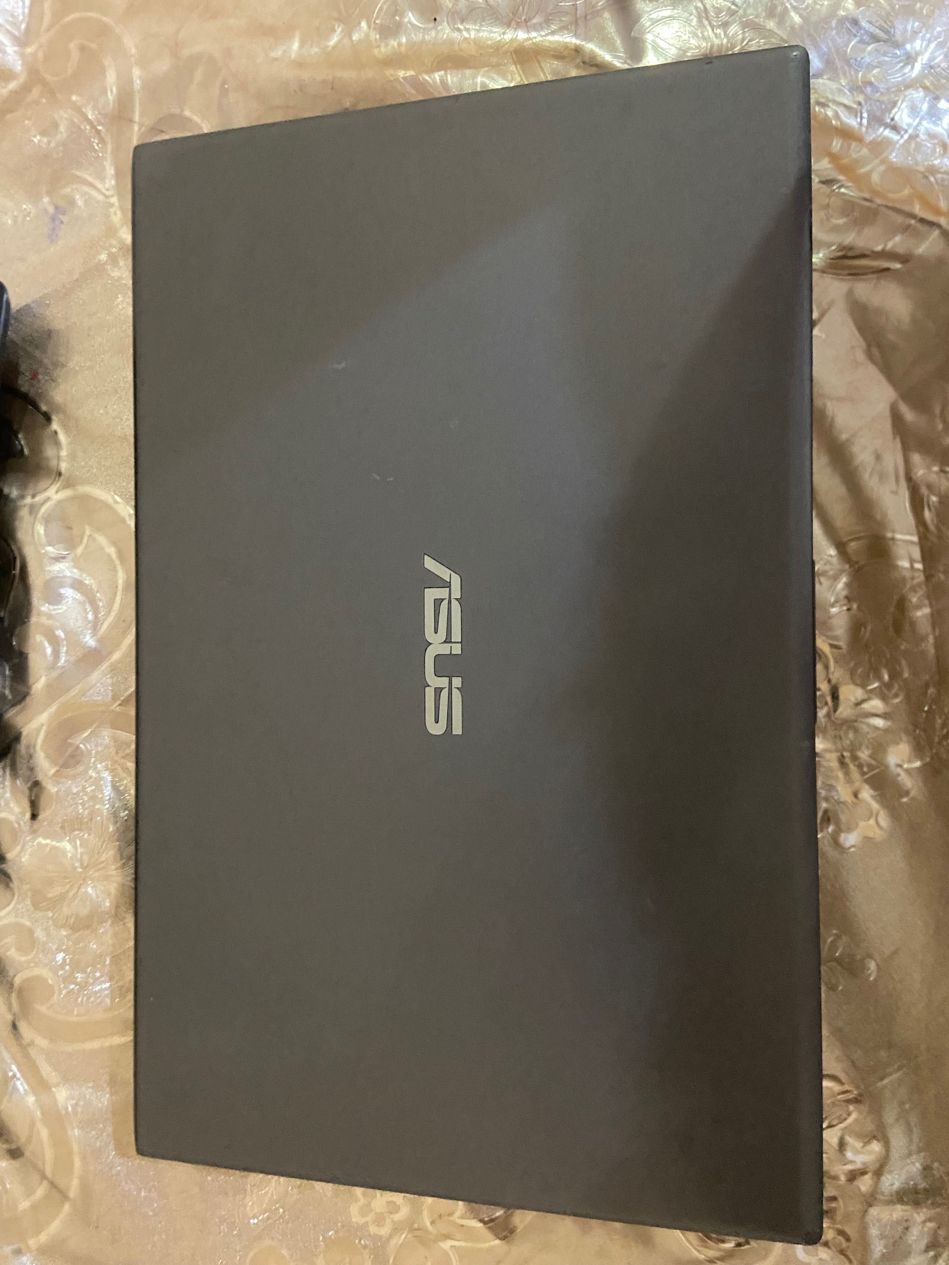 Noutbuk Asus sensir ekran+otpechatkai bor   holati ideal