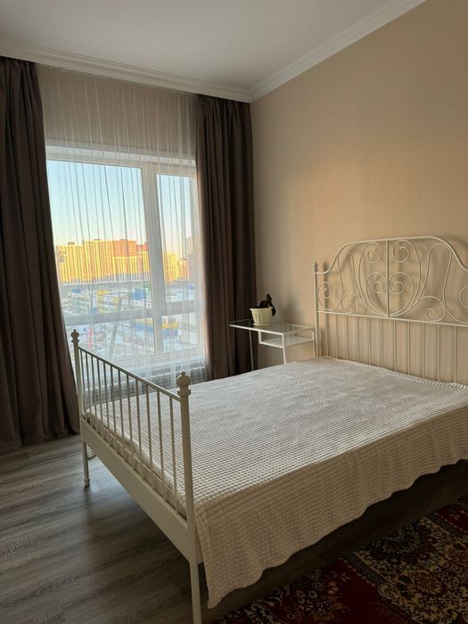 Кровать Икеа с матрацем и наматрасником, в отличном состоянии