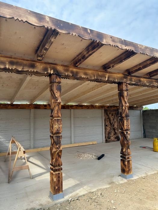 Artă în Lemn: Stâlpi Sculptati pentru Porți și Terase