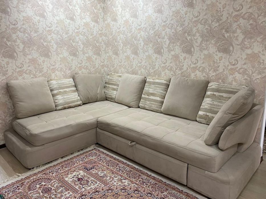 Большой угловой диван для гостиной