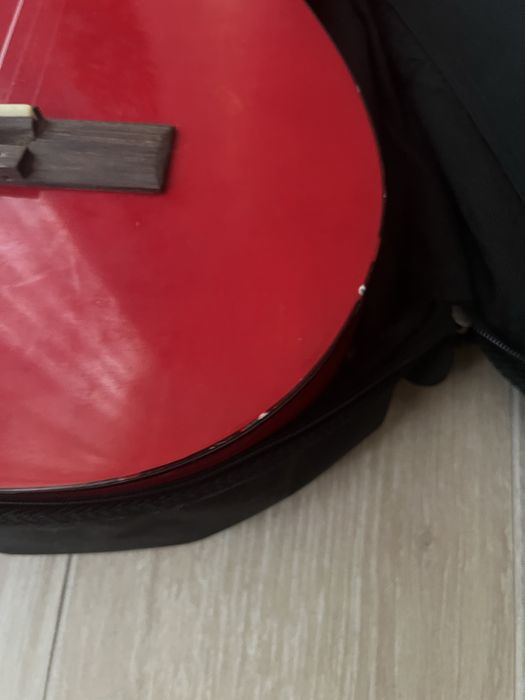 Vând chitară rosie. Urgent