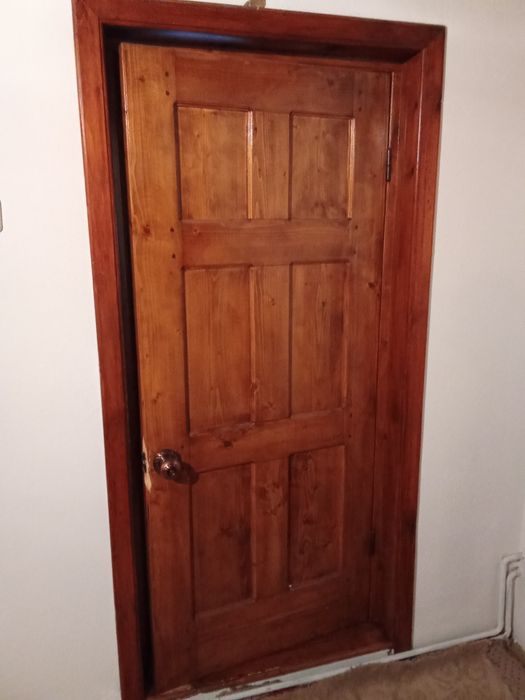 Ușa  lemn  masiv
