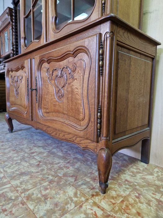 Елегантен витринен шкаф от дъбов масив и дърворезба