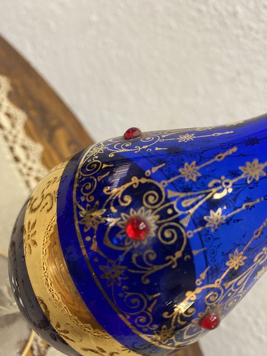 Италианска ваза изрисувана със златни бои