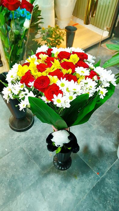 Buket yasab beramiz tayor buketlar bor dostavka qilib beramiz