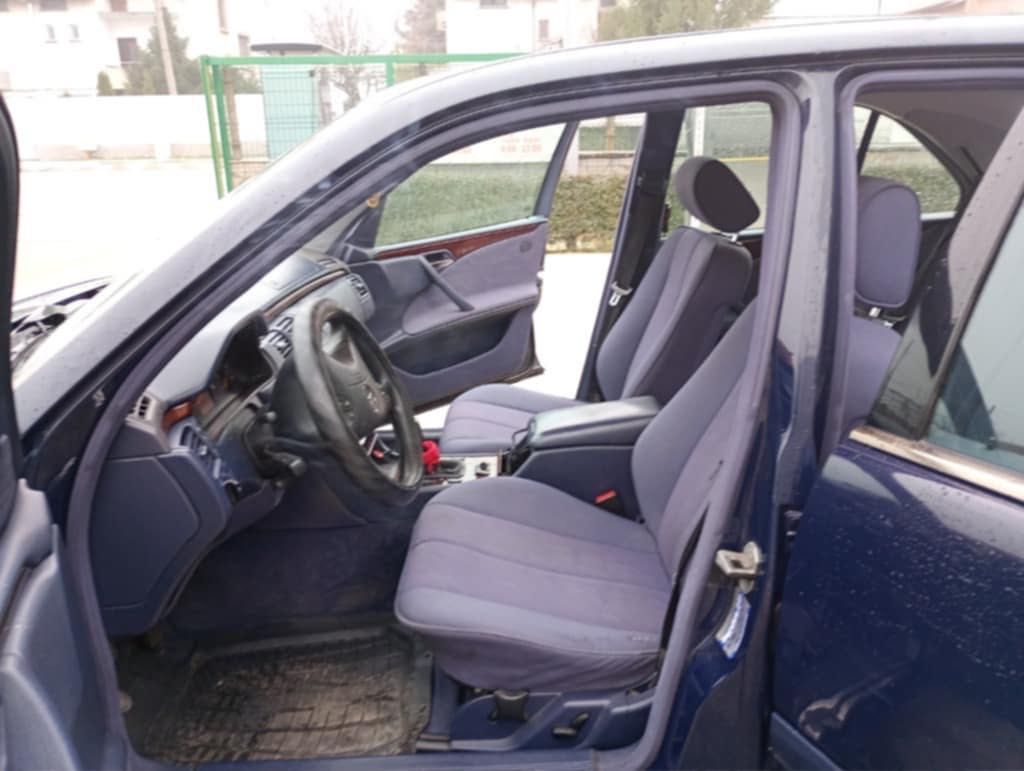 Mercedes w210  2001Г