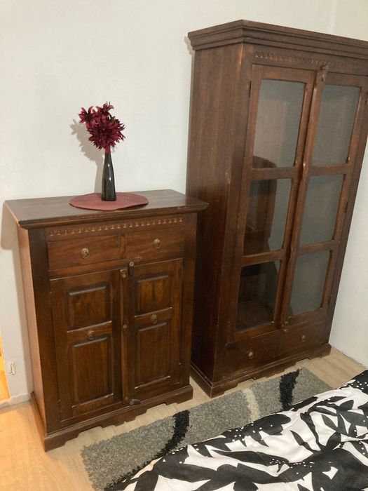 Vând vitrină și dulap