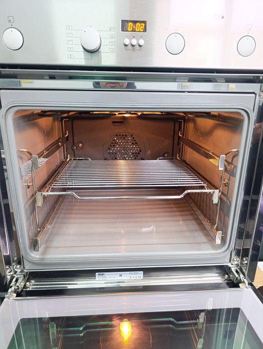 Фурна и плот за вграждане MIELE.