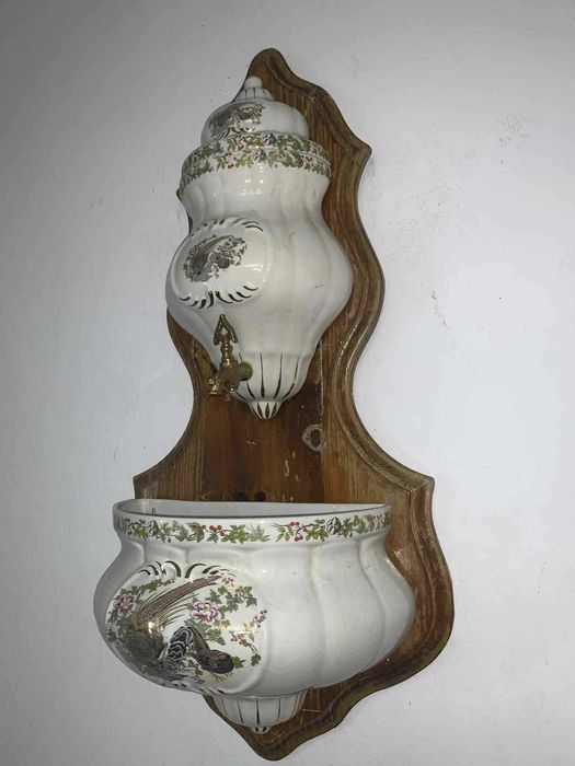 Cismea de perete din portelan cu ornament robinet din bronz