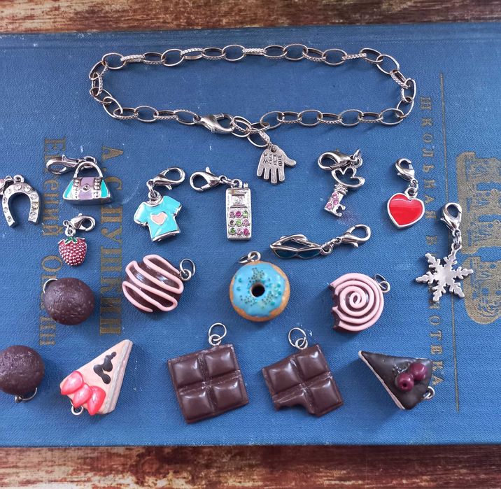 18 оригинальных подвесок + браслет-цепь