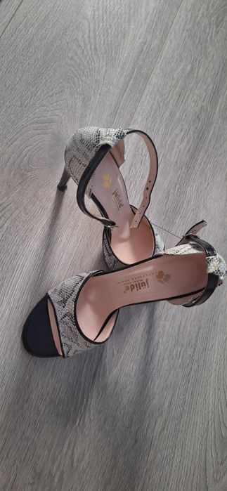 Vând  sandale elegante