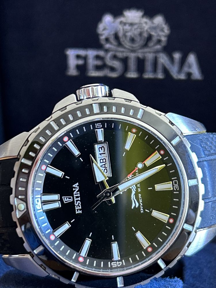 Festina - Ceas rotund cu o curea de silicon, Negru