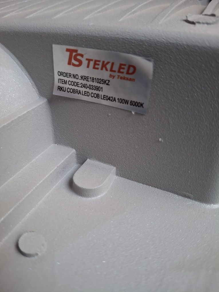 Прожектор 100 W фирм "TEKLED"