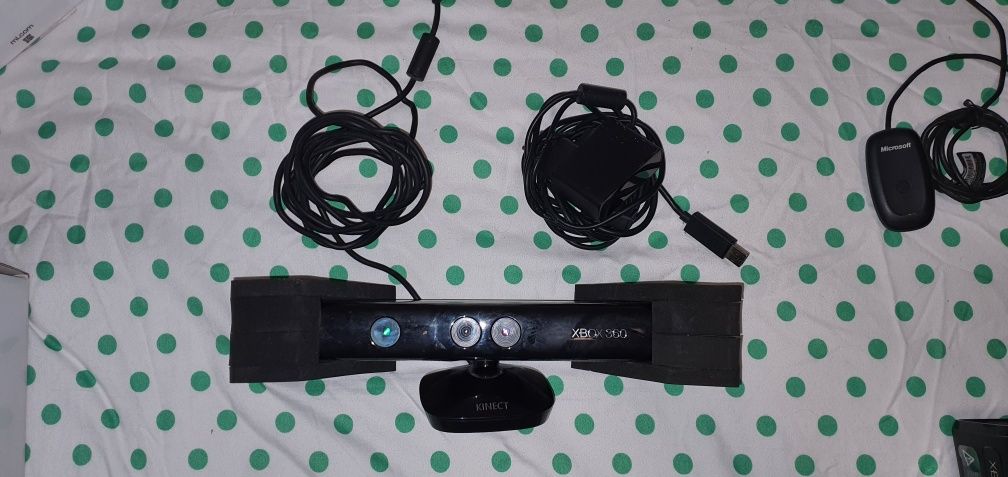 Vand XBox 360 Kinect 250GB si Controllere