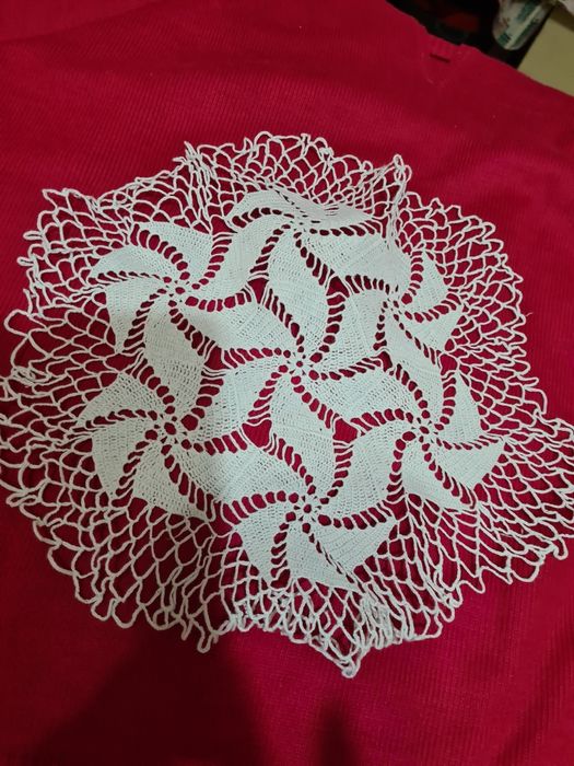 Mileuri vintige și fata masa rotunda din ata