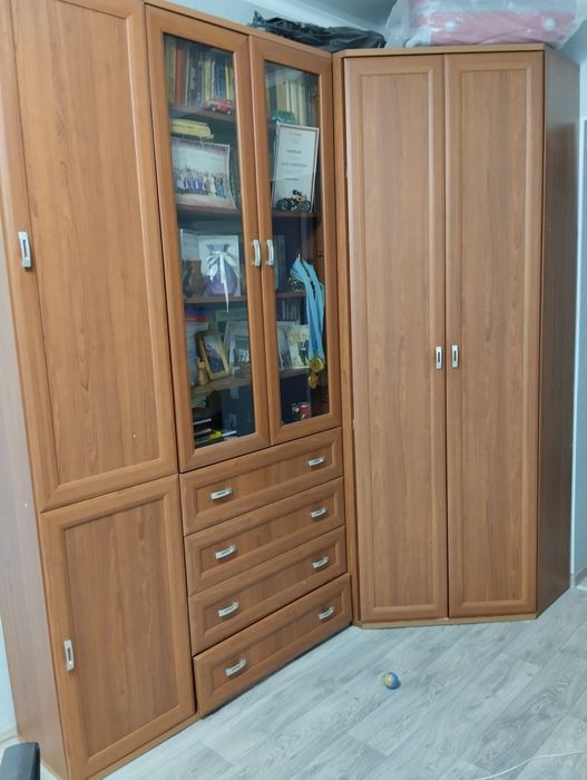 Продам стенку состоит из трёх отделении