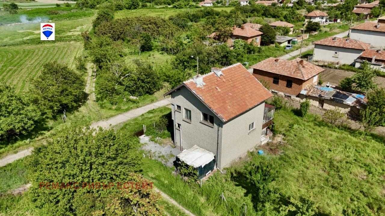 Селска къща за продажба в с. Обретеник, обл. Русе