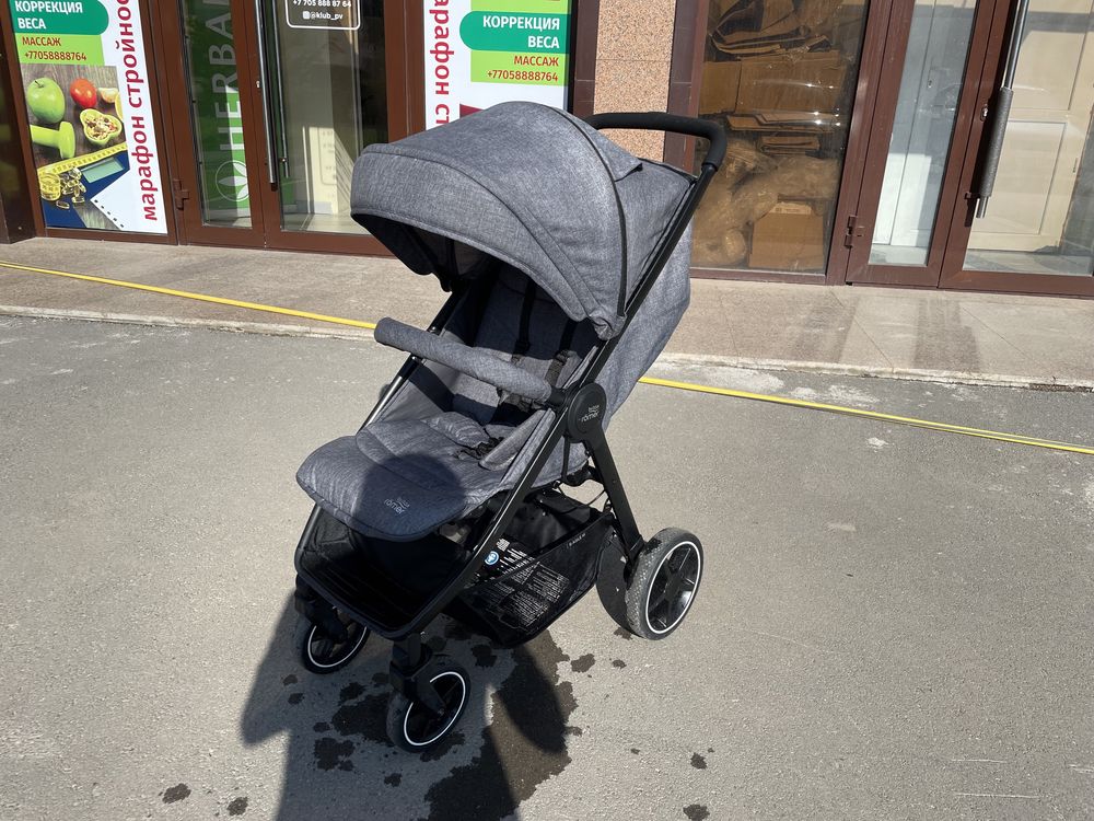 Продам новую детскую коляску Britax