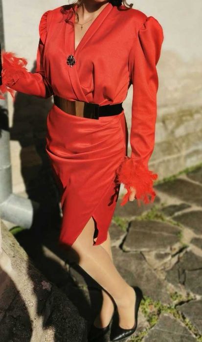 rochie rosie cu pene