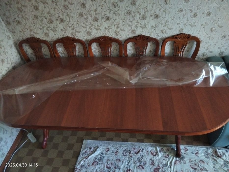 Стол для гостиной, большой.
