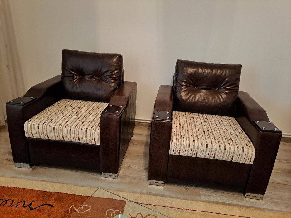 De vânzare set compus din  canapea extensibila, 2 fotolii și o măsuță