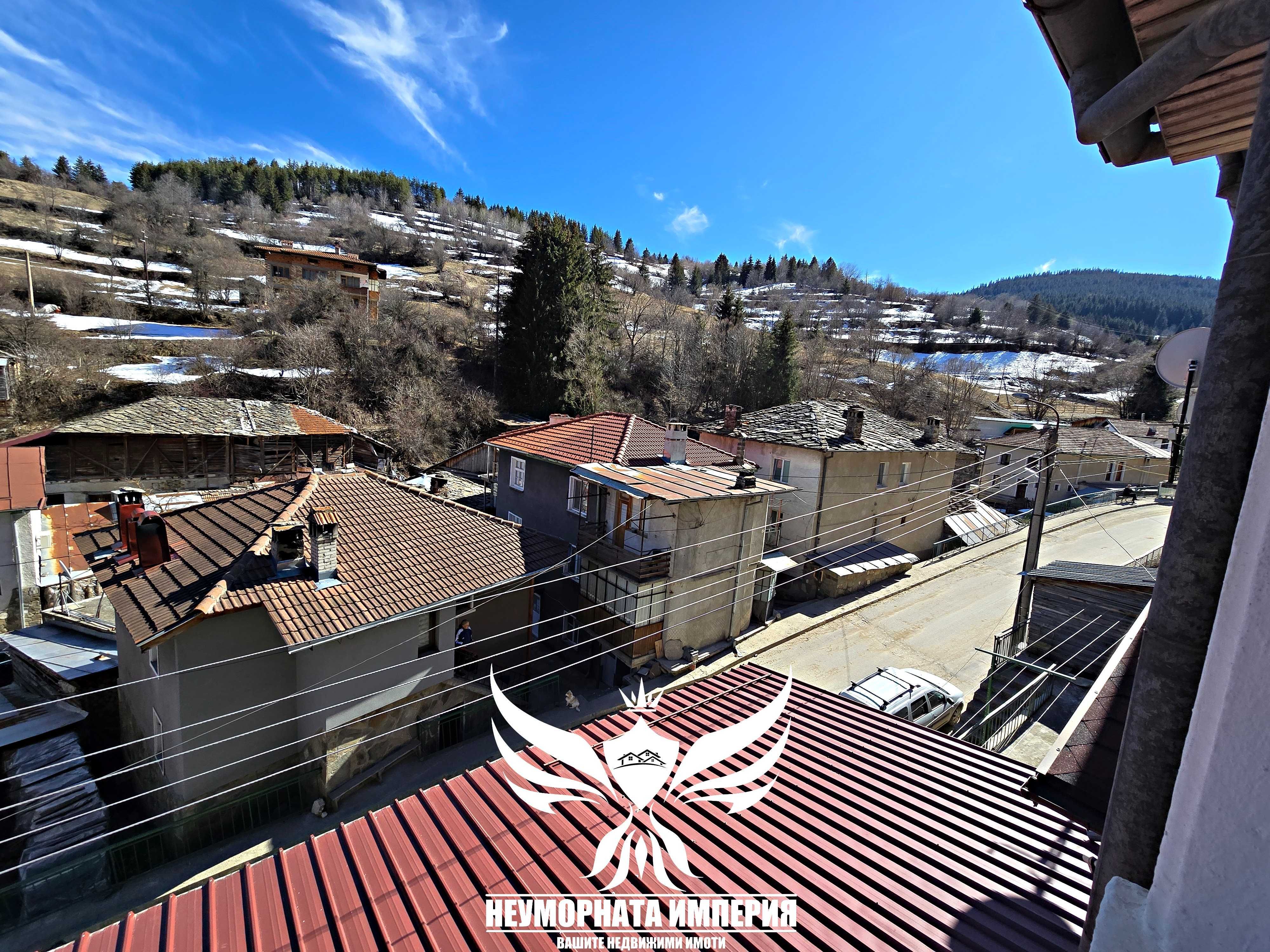 Продавам триетажна къща 162РЗП с 122кв.м. двор в с.Забърдо обл.Смолян