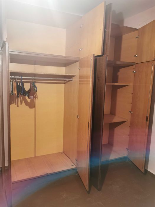 Запазен четирикрилен гардероб с надстройка