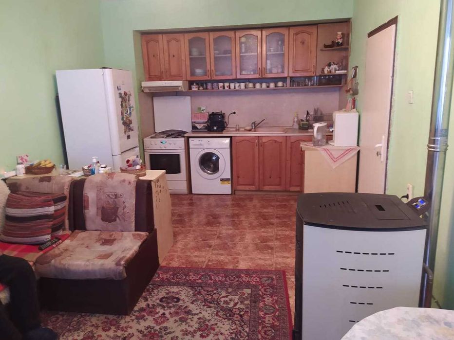 етаж от къща със земя и паркомясто в Аспарухово