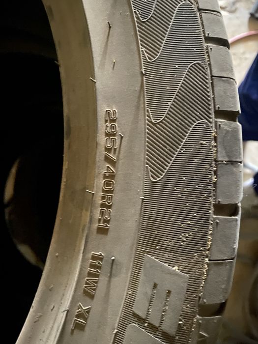 Резина  295 40 R21 бу состояния нормальное