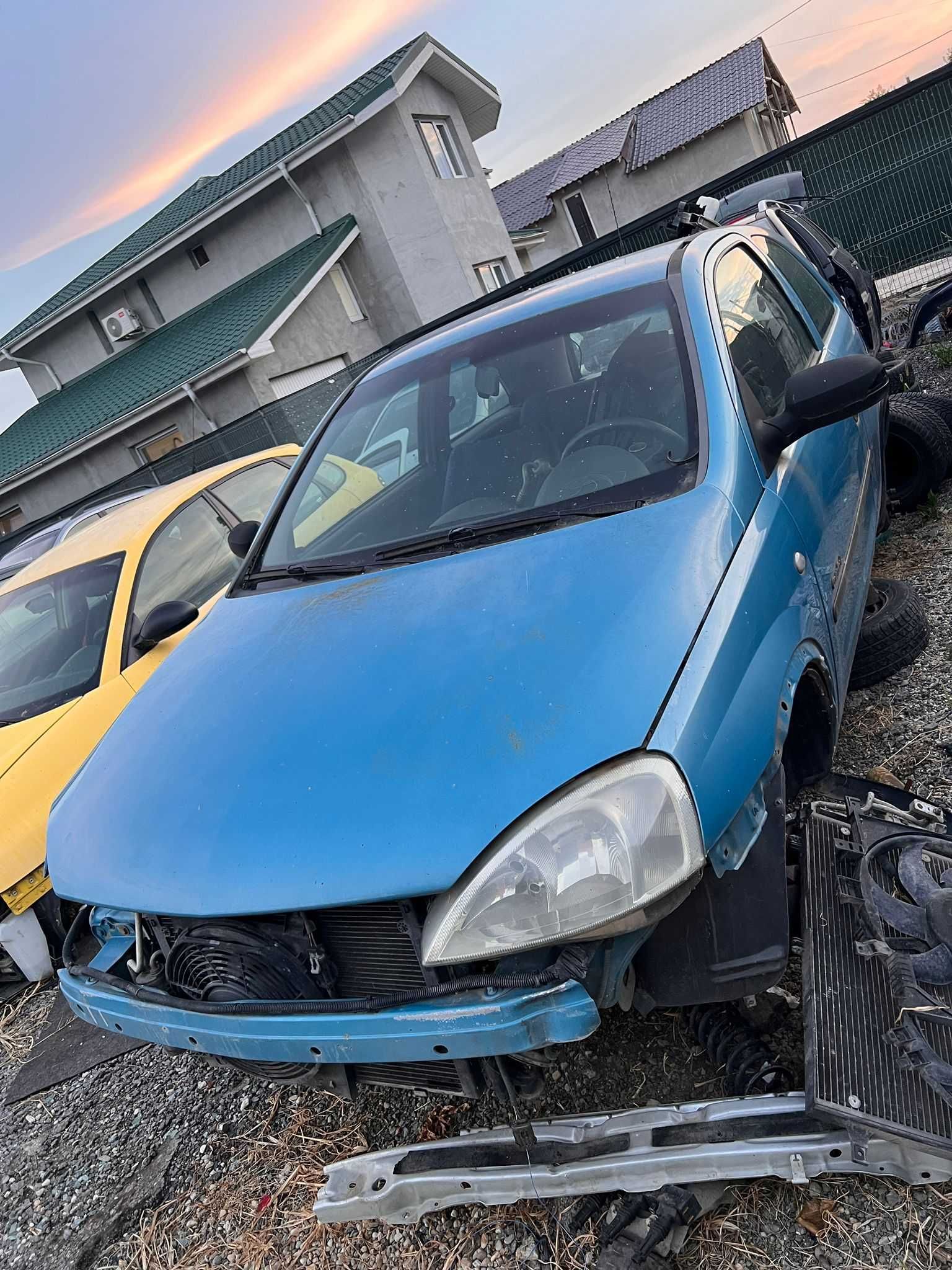 Dezmembrez Opel Corsa 2005