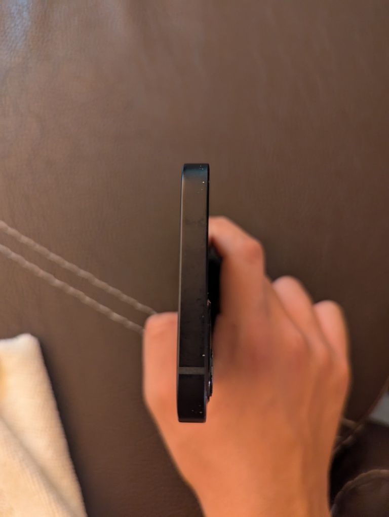 Продавам iPhone 12 128GB
