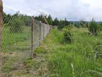 Изграждане на огради с циментови колове и оградна мрежа