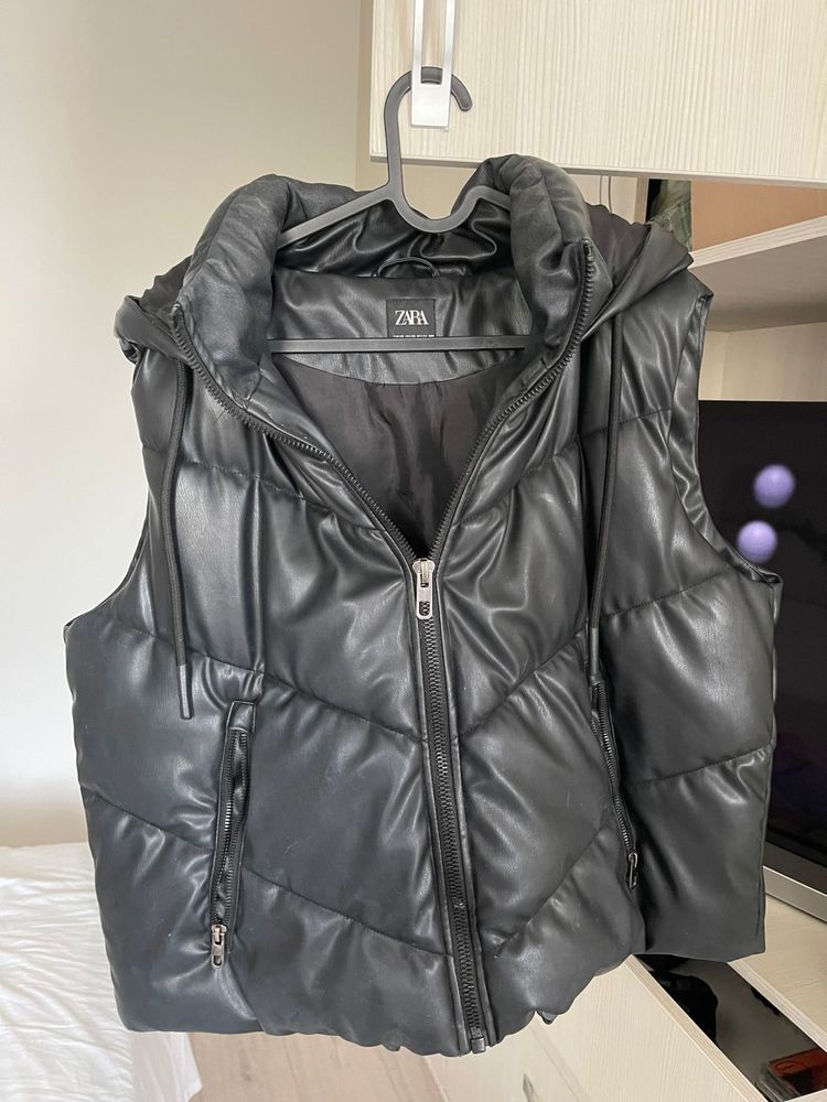 Vesta zara dama XS Neagra faux leather hooded gilet zara 250 lei