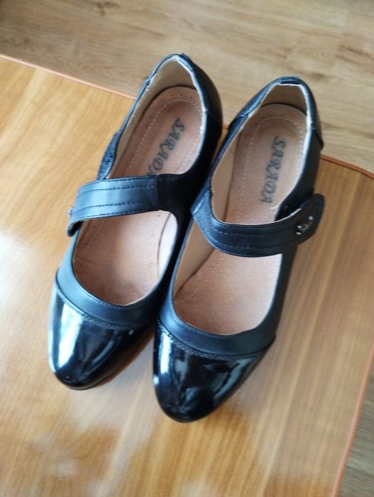 Vând pantofi negri