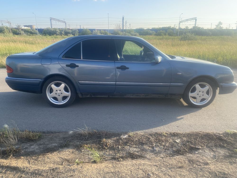 Продам мерседес 210 ,