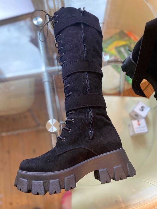 Ghete talpă inalta, negre, din piele intoarsa cu catarame 35, Noi