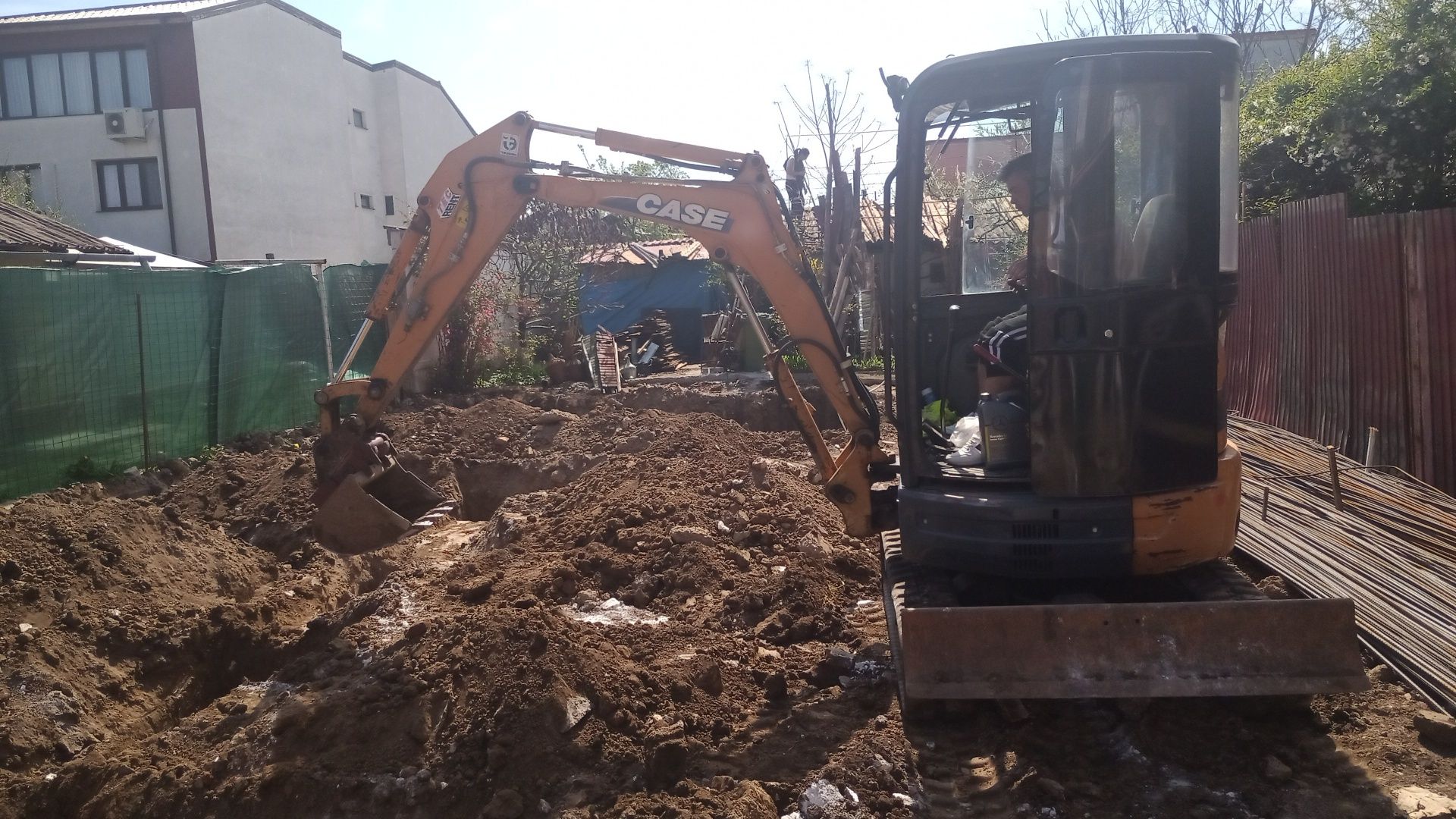 Închiriez miniexcavator, miniancarcator, buldoexcavator