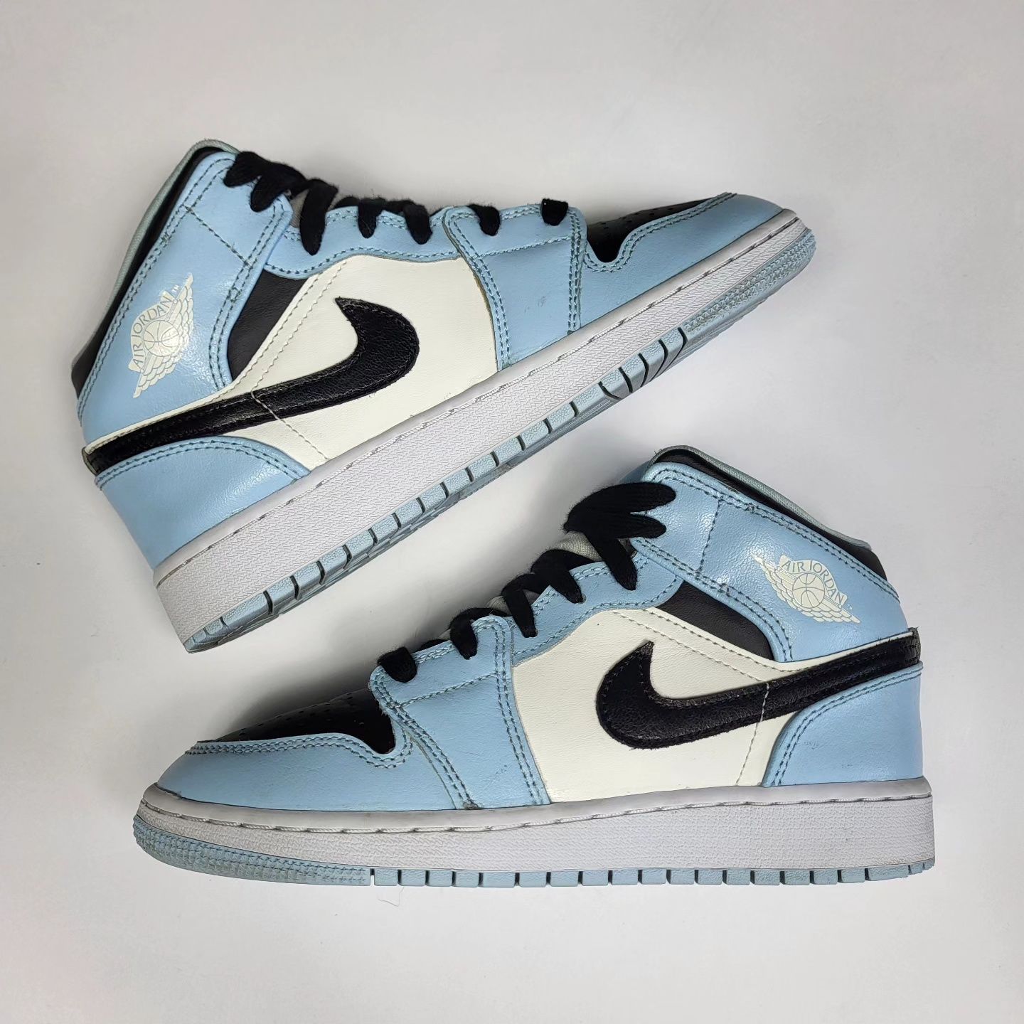 Jordan 1 Mid Ice Blue