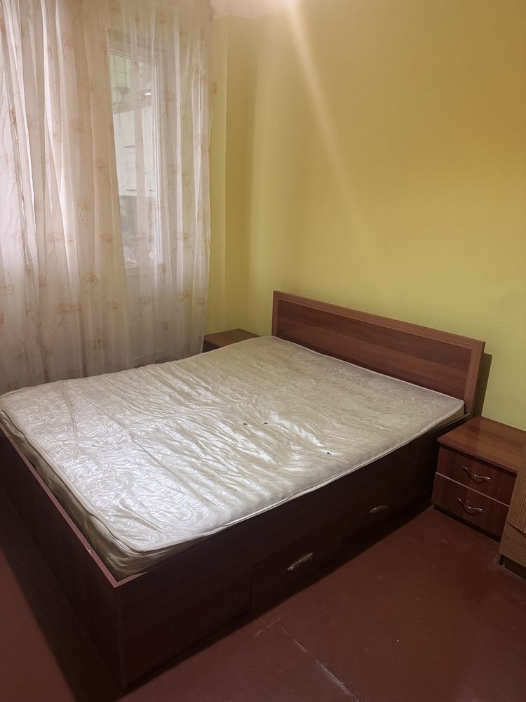 Кровать и две тумбы