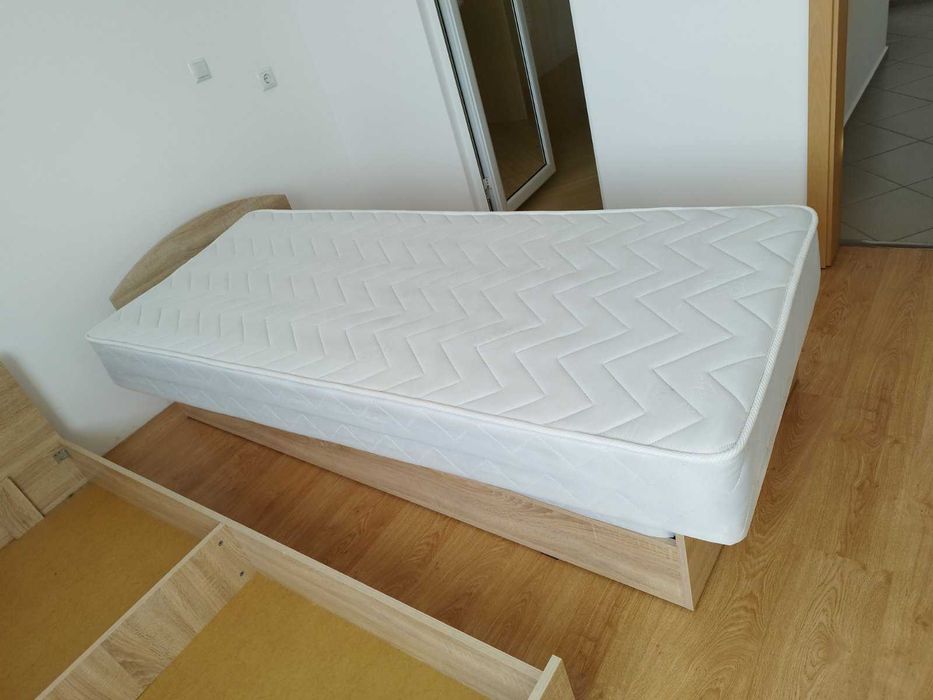 Единични легла с матраци в добро състояние