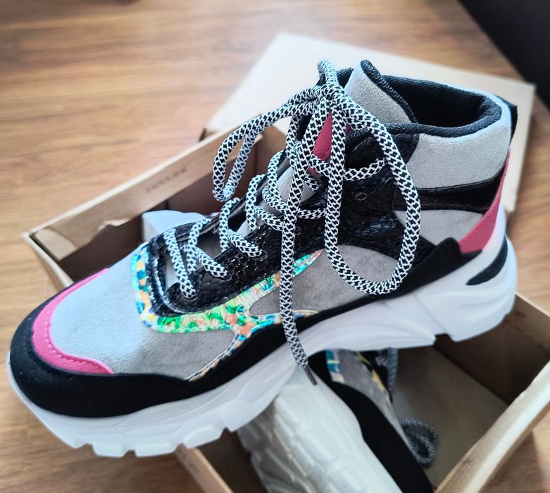 Нови сникърси ,37 номер