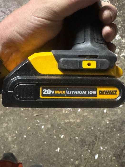 Set bormașini Dewalt ( 20V/4Ah) fără încărcător